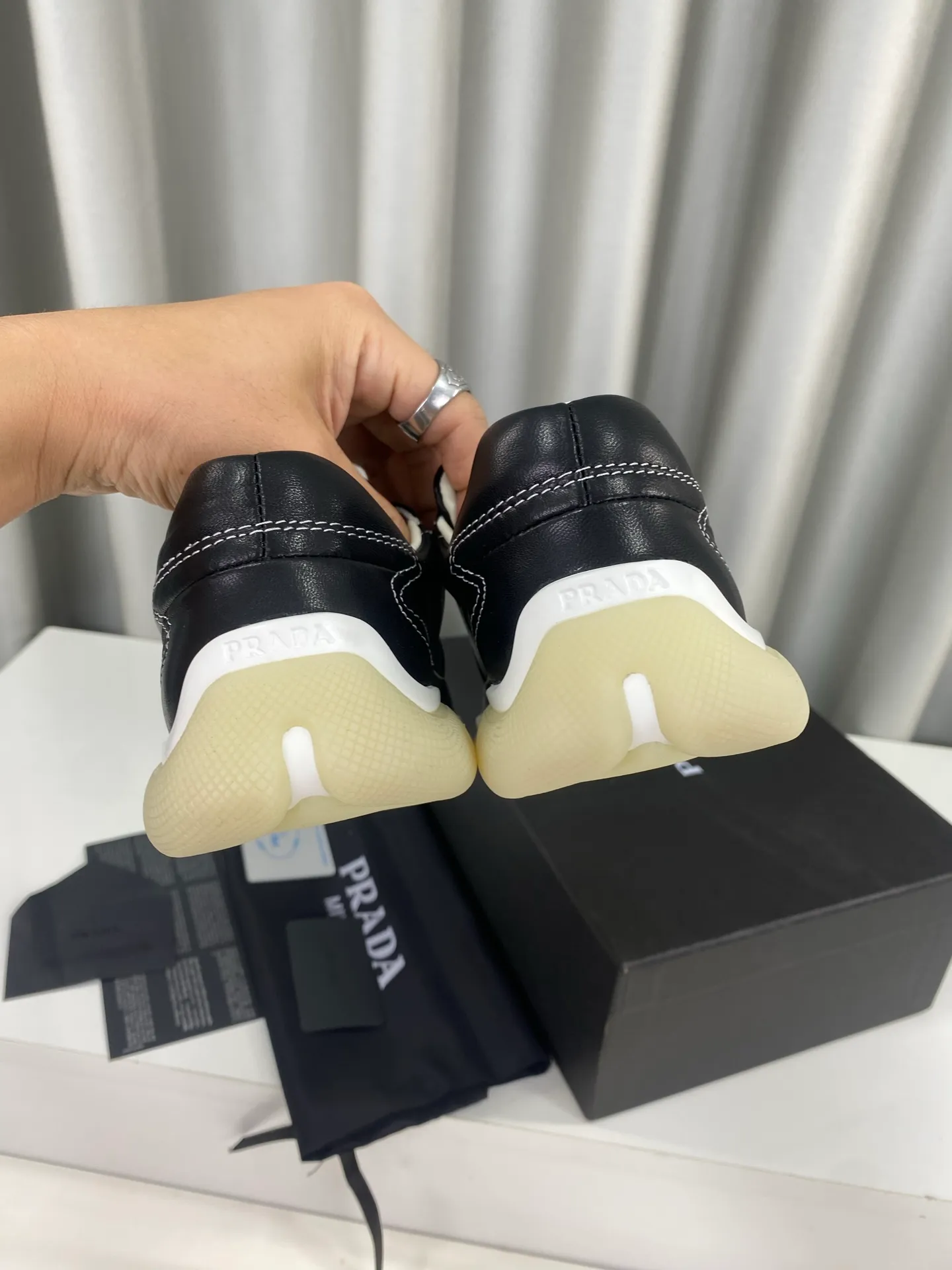 👟👟Ex-factory price 520👟👟 Prada 25ss spring and summer new moral training shoes casual shoes! Seikoly manufactured, even stitching, leather texture visible, multi-color stitching, fashionable and generous, soft, comfortable and breathable, decorated with PRADA letter logo on the outside It comes with a fabric lining, silver-plated logo cowhide foot pads, and P's exclusive rubber outsole. The details are meticulously crafted, making it a versatile item for travel! ▪Upper: Made of original imported cowhide ▪Inner foot pads: sheepskin ▪Sole: Original customized rubber outsole ▪Size: 35-40 (40 orders are not returnable)